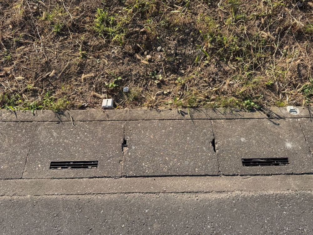 敷地と歩道の境目にある側溝
